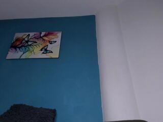 Niki Cox webcam model stream image