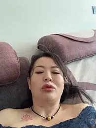 Muscle-guy-VS-slut webcam model stream image