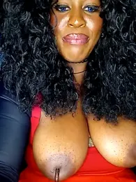 AmazonianMistress webcam model stream image