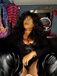 AmazonianMistress webcam model stream image