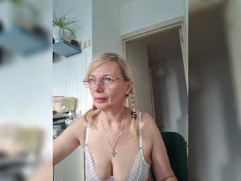 ShiningMILF webcam model stream image