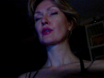 RedEmemdems webcam model stream image