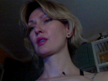 RedEmemdems webcam model stream image