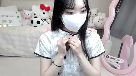 momo_room webcam model stream image