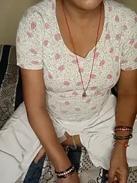 Lovly_pari webcam model stream image