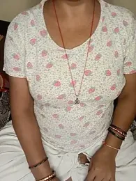 Lovly_pari webcam model stream image