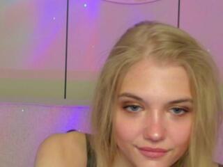 Chloe Lins webcam model stream image