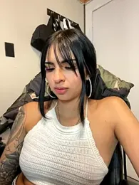 Hilary_pinkk webcam model stream image