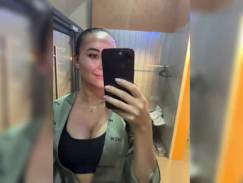 QWEENII webcam model stream image