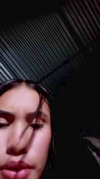 Scarlett_pee webcam model stream image