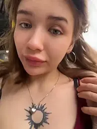 FlashTitsRoyal webcam model stream image