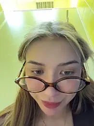 FlashTitsRoyal webcam model stream image