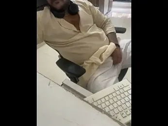 FlirtyxBoy webcam model stream image