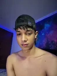 RoughDiamond_ webcam model stream image