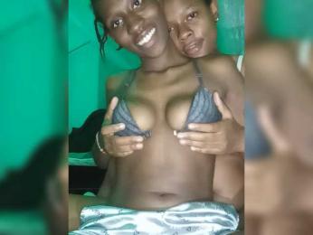 Hotpetitesa webcam model stream image