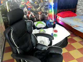 mike-guzman webcam model stream image