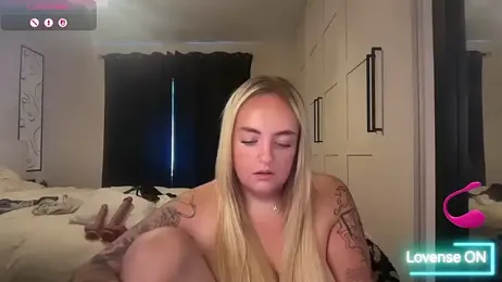 CurvyWetWife webcam model stream image