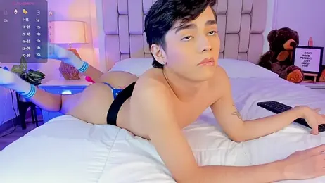 Maxi_little webcam stripchat model stream image