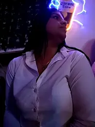 Layla-daring webcam model stream image