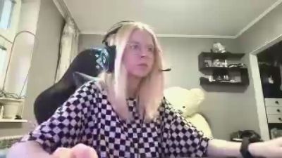 TraceeLiles webcam model stream image