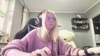 TraceeLiles webcam model stream image