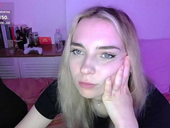 Almondmilka webcam model stream image