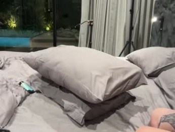 golden_alinee webcam model stream image