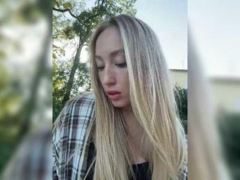 Chloee webcam model stream image