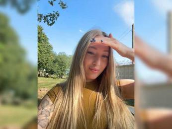 Chloee webcam model stream image