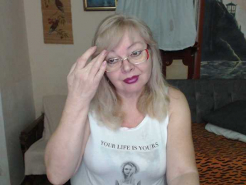 EvelynLoveShy webcam model stream image