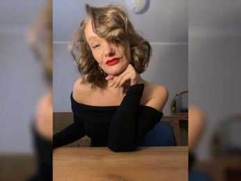 Monro webcam bongacams model stream image