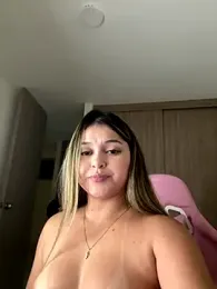 lunablossom_ webcam model stream image