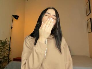 Louissa Bennett webcam model stream image