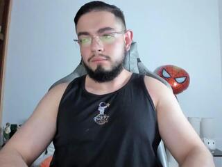 Luigi White webcam model stream image