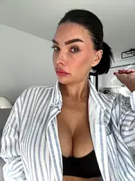 krissiswrld- webcam model stream image