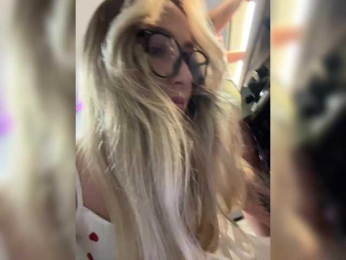 QueenKing webcam bongacams model stream image