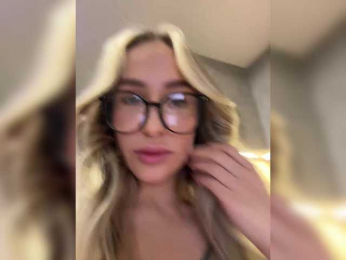 QueenKing webcam model stream image