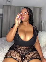 RoyalVibeXO webcam model stream image