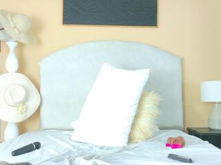 Viiolet Saunders webcam model stream image