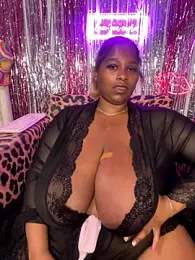 BigFineSelena webcam model stream image