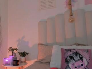 Pearl Moon webcam model stream image