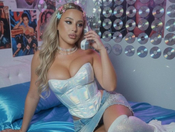 Lucine webcam model stream image