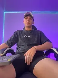 oliver_kyy webcam stripchat model stream image