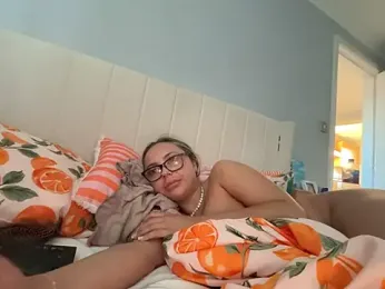 petitelucyXoxx webcam model stream image