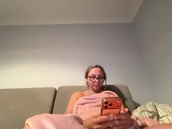 petitelucyXoxx webcam model stream image