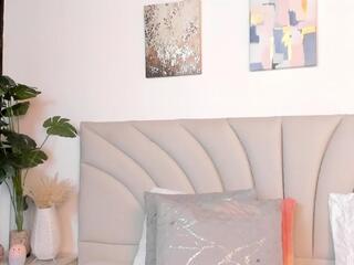 Mia Roussee webcam model stream image