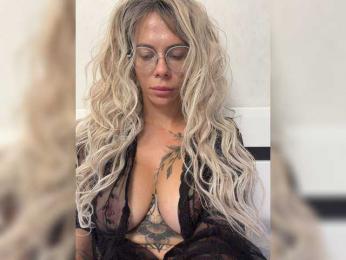 HotDesire webcam model stream image