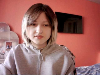 SnowWhiteNika webcam model stream image