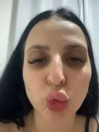 yumi-hot webcam model stream image