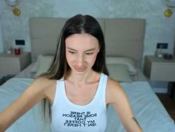 SnowWhiteee webcam model stream image
